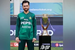 ایشیا کپ فائنل: بھارتی کپتان ٹرافی شوٹ کیلئے نہیں آئے، سلمان آغا نے اکیلے ہی ٹرافی کے ساتھ تصویر بنائی