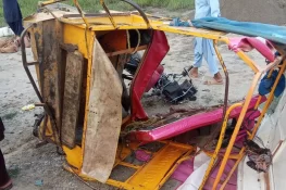 جی ٹی روڈ پر خوفناک حادثہ، کار رکشے پر چڑھ دوڑی: 3 جاں بحق، 3 زخمی