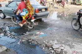 کراچی میں سڑکوں کی خستہ حالی موٹر سائیکل سواروں کے لیے عذاب بن گئی