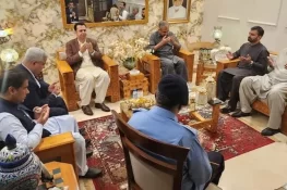 محسن نقوی اور طلال چودھری کی شہید کیپٹن تیمور کی رہائش گاہ آمد، اہلِ خانہ سے اظہارِ تعزیت