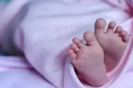 گجرات: نومولود بچی کو ریت میں دفنانے کا دل دہلا دینے والا واقعہ