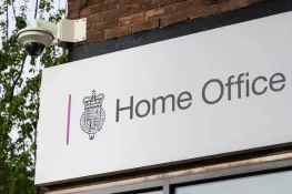 برطانیہ کا ویزا ختم ہونے کے بعد قیام کرنے والے غیر ملکی طلبا کو ملک بدر کرنے کا فیصلہ