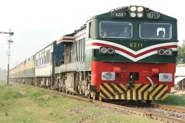 دیونہ کے قریب ریلوے ٹریک پر درخت گرنے سے عوام ایکسپریس کا انجن پٹڑی سے اتر گیا، ٹرین سروس متاثر