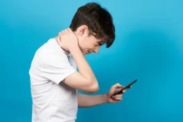 زیادہ دیر تک موبائل فون دیکھنے سے 19 سالہ نوجوان فالج کا شکار