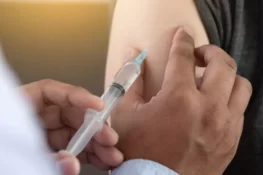 سکولوں میں بچوں کو کینسر سے بچاؤ کی ویکسین لگانے کا آغاز