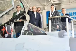 صدر مملکت کا جے10 سی طیارے بنانے والے چینی ائیرکرافٹ کمپلیکس کا تاریخی دورہ