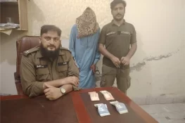 تھانہ لاری اڈا پولیس کی کارروائی، چنگ چی میں جیب کاٹنے والا ملزم گرفتار، 4 لاکھ 50 ہزار روپے برآمد