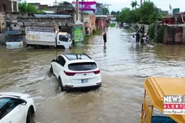 گجرات میں زندگی معمول پر آنے لگی، نشیبی علاقوں میں تاحال پانی موجود