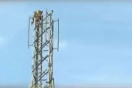 اسلام آباد میں شہری موبائل فون ٹاور پر چڑھ گیا، وزیر داخلہ کو بلانے کا مطالبہ