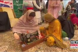 مریم نواز سیلاب متاثرین میں گھل مل گئیں، سلائی مشین چلانے کی ویڈیو وائرل
