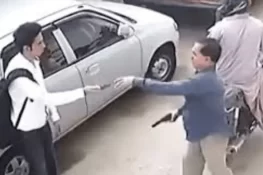 کراچی میں ڈکیتی کی بڑی واردات: بلڈر کمپنی کے رائیڈر سے 46 لاکھ روپے لوٹ لیے گئے