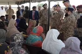 آرمی چیف کا فلڈ ریلیف کیمپس کا دورہ، متاثرین کو مکمل تعاون کی یقین دہانی