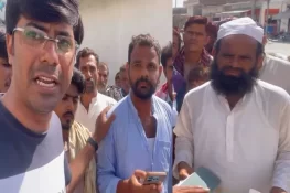 جانوروں کے لیے مفت چارہ تقسیم کرنے والے بھائی