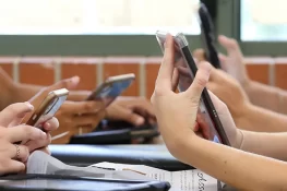 طلباء کے موبائل فون کے استعمال پر پابندی، پنجاب اسمبلی میں قرارداد منظور