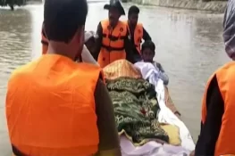 بہاولپور: سیلاب کی تباہ کاریوں کے باعث جنازہ کشتی کے ذریعے قبرستان منتقل