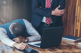 دفتر میں نیند آنے کی 8 وجوہات اور ان کے آسان حل