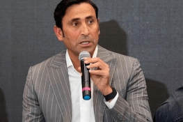 سیاست سے دور رہیں اور ٹیم کے لیے کھیلیں:یونس خان کا پیغام