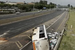 جنوبی افریقہ میں دلخراش بس حادثہ، 42 افراد جاں بحق، درجنوں زخمی