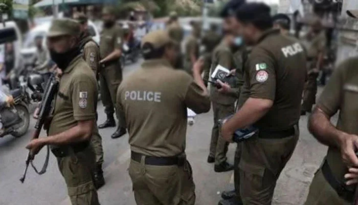 1501173_102533_updates کھاریاں کے علاقے بدرمرجان میں پولیس مقابلہ، فائر لگنے پر ملزم نے ہتھیار ڈال دیے