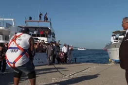 مصری شخص نے دانتوں سے بحری جہاز کھینچ کر عالمی ریکارڈ قائم کر دیا