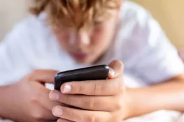 نوجوان انٹرنیٹ پر "طاقت، دولت اور تشدد” جیسے تصورات سے متاثر، ماہرین خبردار