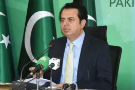 سزا یافتہ شخص کی مشاورت پر حکومتی فیصلے آئینی طور پر غلط ہیں: طلال چوہدری