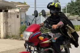 موٹرسائیکل سواروں کی دو بہنوں سے چھینا جھپٹی، نقدی اور موبائل فون لے اڑے