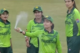 ویمنز کرکٹ ورلڈکپ: پاک بھارت میچ کے دوران پاکستانی کھلاڑیوں کو اسپرے کیوں کرنا پڑا؟