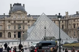 لوور میوزیم میں 7 منٹ میں انمول زیورات کی چوری، چور کامیابی سے فرار