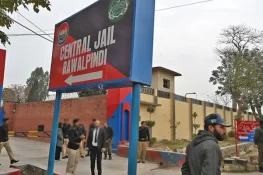 اڈیالہ جیل میں 3 قیدیوں کی طبیعت بگڑ گئی، ایک اسپتال پہنچنے سے پہلے دم توڑ گیا