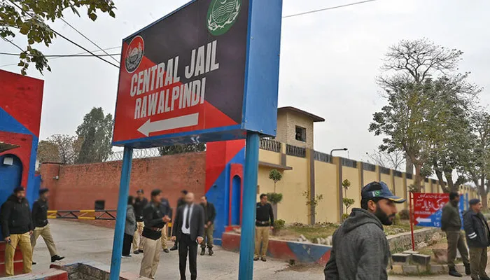 419103_5698911_updates اڈیالہ جیل میں 3 قیدیوں کی طبیعت بگڑ گئی، ایک اسپتال پہنچنے سے پہلے دم توڑ گیا
