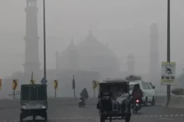 لاہور میں اسموگ شدت اختیار کر گئی، شہریوں کو گھروں میں رہنے کی ہدایت