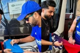 ویرات اور روہت کا پاکستانی مداح کے ساتھ خوبصورت لمحہ، آٹوگراف اور تصاویر سوشل میڈیا پر وائرل