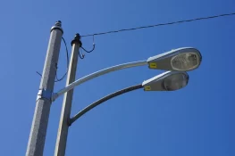 جہلم: لاکھوں روپے کا سٹریٹ لائٹس منصوبہ شہریوں کیلئے وبال جان بن گیا، افتتاح کے روز سے لائٹس بند