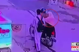 موٹرسائیکل سوار برقعہ پوش مبینہ خاتون کی دن دیہاڑے موبائل چھیننے کی ویڈیو وائرل