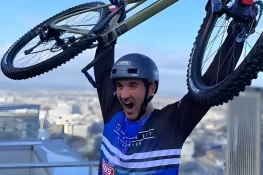 ٹک ٹاک اسٹار کا کارنامہ،سائیکل پر ایفل ٹاور کی سیڑھیاں چڑھ کر نیا عالمی ریکارڈ