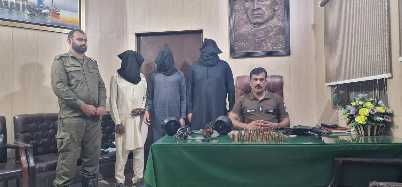 kharian کھاریاں: سوشل میڈیا پر اسلحہ کی نمائش اور ہوائی فائرنگ کرنے والے 3 ملزمان گرفتار