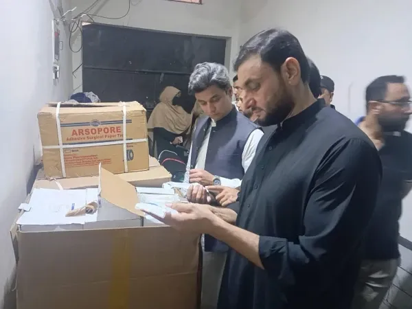 koaar1761478078-0 پشاور میں جعلی ادویات بنانے والے گھر پر چھاپہ، ملزمان گرفتار