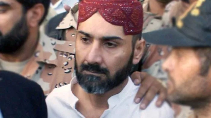 l_418790_073617_updates لیاری گینگ وار کے سرغنہ عزیر بلوچ کے خلاف غیر قانونی اسلحہ اور سہولت کاری کے مقدمے کا فیصلہ محفوظ