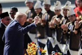 ملائیشیا پہنچنے پر ٹرمپ کا شاندار استقبال، روایتی رقص دیکھ کر خود بھی جھوم اٹھے