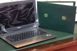 انتظار ختم! طلبا کے لیے مفت لیپ ٹاپ کی تقسیم 30 اکتوبر سے شروع ہوگی