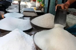 جہلم میں چینی کے سرکاری نرخ ہوا میں اُڑا دیے گئے، چینی 210 روپے میں فروخت ہونے لگی