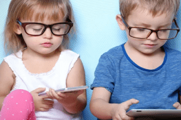 موبائل فون کا حد سے زیادہ استعمال،بچے نظر کی کمزوری میں مبتلا ہونے لگے