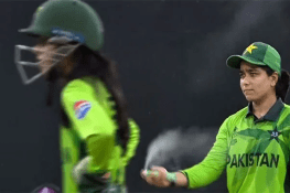 پاک بھارت میچ میں فاطمہ ثناء کو گراؤنڈ میں اسپرے کیوں کرنا پڑا؟