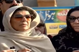 علیمہ خان کے دھرنے پر کار سوار کی ٹکر، 2 زخمی