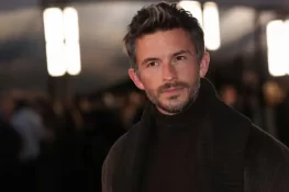 سال 2025 کے دنیا کے پرکشش ترین مرد کا اعزاز برطانوی اداکار جوناتھن بیلی کے نام