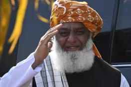 مولانا فضل الرحمان دبئی روانہ، بیٹے اسعد محمود بھی ہمراہ