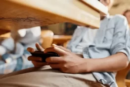 پنجاب میں تعلیمی اداروں میں طلبہ کے موبائل فون استعمال کرنے پر پابندی نافذ