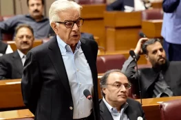 80 کی دہائی کی اسلامائزیشن دین نہیں، امریکا کے مفادات کے لیے تھی: خواجہ آصف