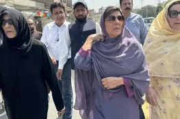 عمران خان سے ملاقات نہ ہونے پر بہنوں اور کارکنوں کا اڈیالہ روڈ پر دھرنا